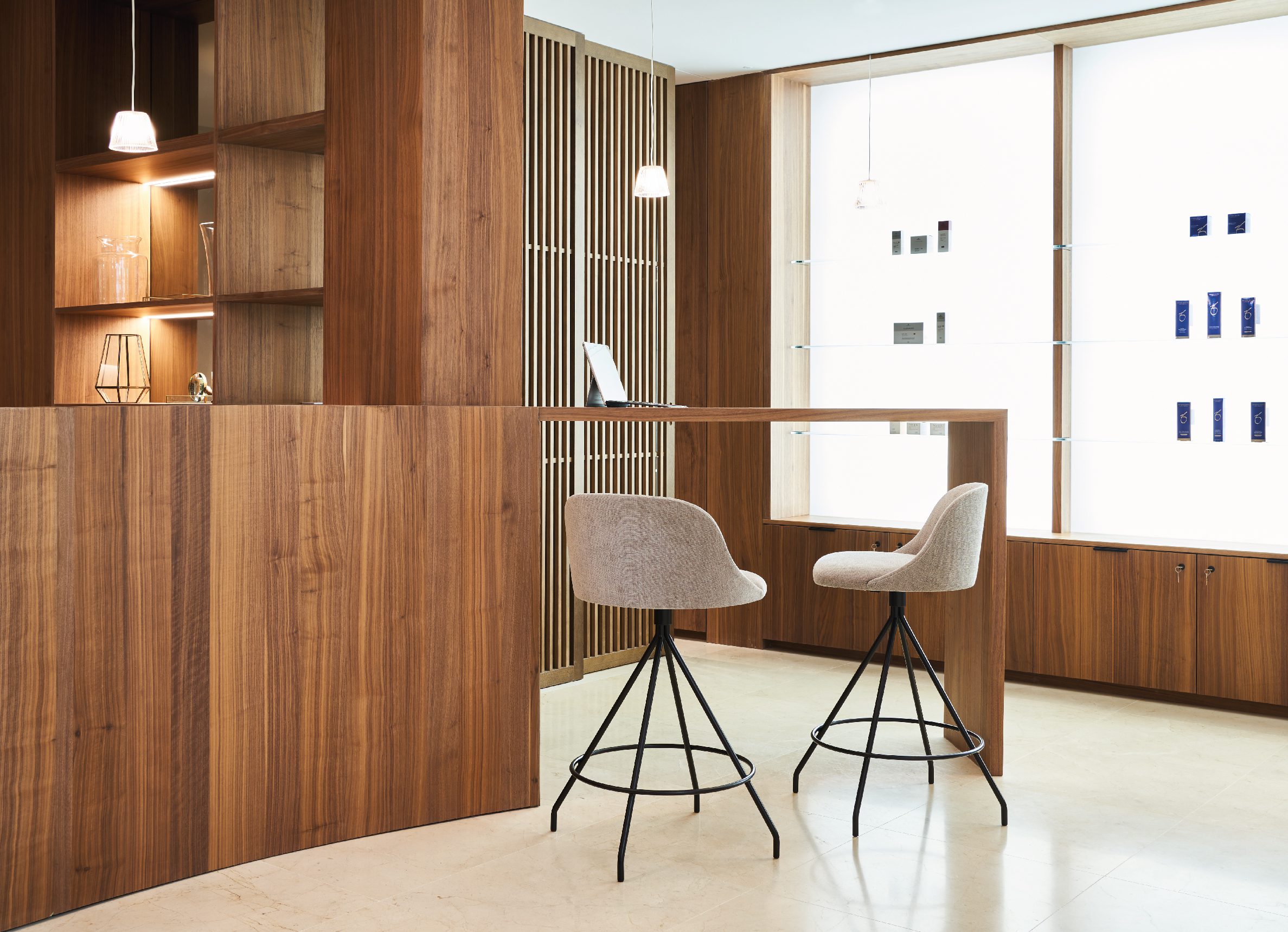 Clínica Alejandría | Designer furniture for receptions | Viccarbe ...