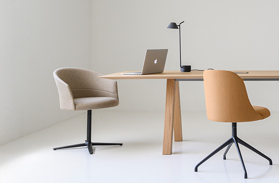 Flat swivel base