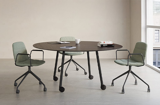 Base piramidal giratoria con ruedas