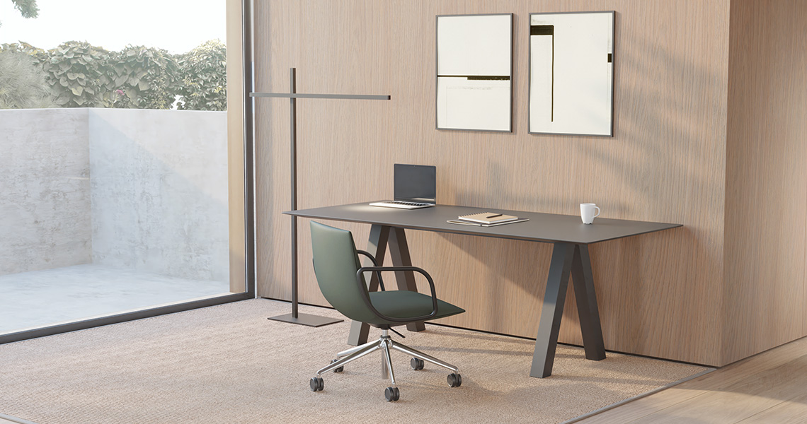 Noha chair, five casters