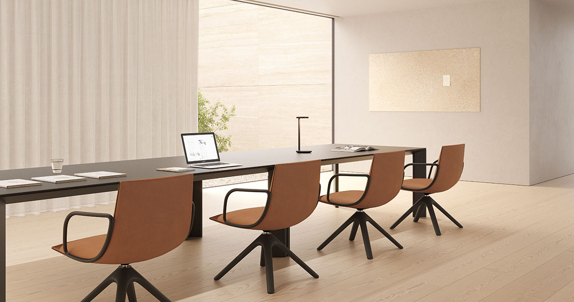 Noha chair, wooden & swivel