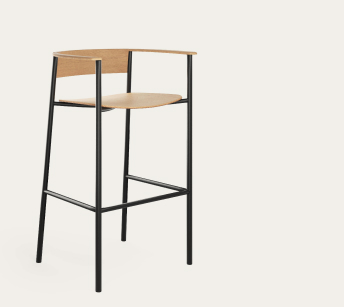 Perxa Bar Stool in light wood, with curved backrest, integrated armrests and black frame with footrest, on a neutral background