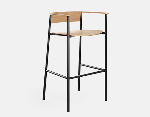 Perxa bar stool with wooden seat, backrest and armrest and a black steel frame