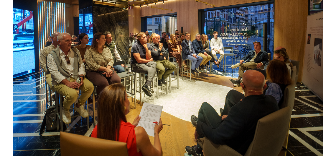 Speakers and moderator seated on Noha chairs during the Flex Living round table in Valencia